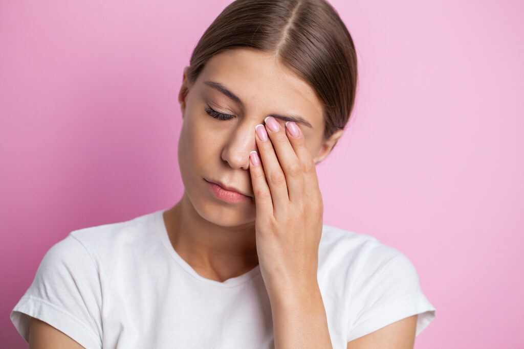 yoga-facial-para-reducir-ojeras-y-bolsas